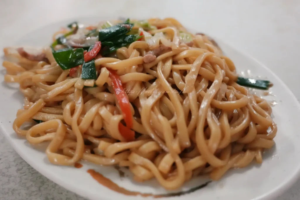 長興釣蝦場炒麵,粗扁黃麵條配肉絲蔬菜