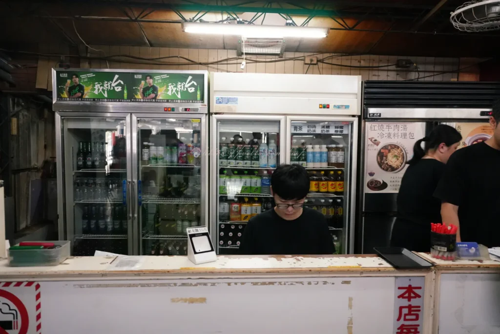 長興釣蝦場櫃檯點餐區,飲料冰箱與台啤自取