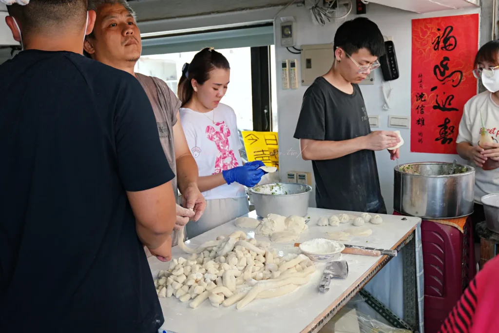 正好鮮肉小籠包五結店四位師傅同時包餡,現點現包手不停歇