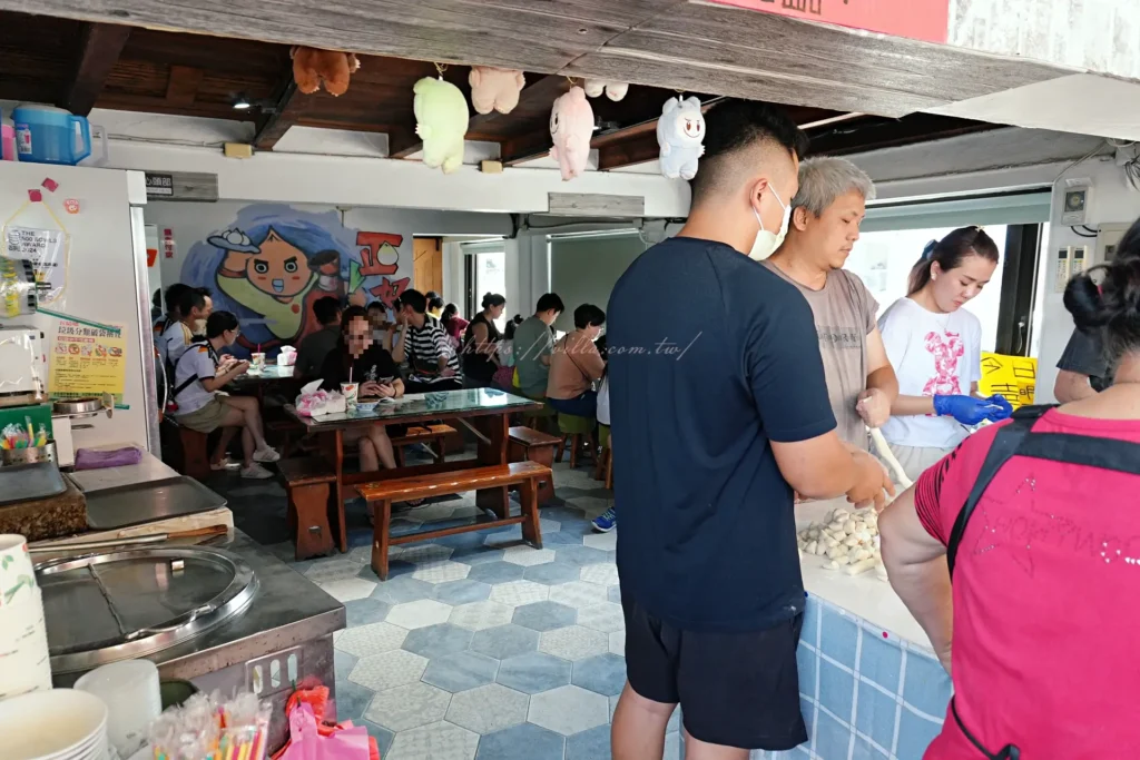 正好鮮肉小籠包五結店四位師傅同時包餡,現點現包手不停歇