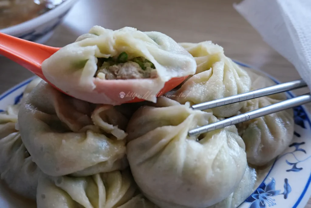 小籠包咬開湯汁爆多畫面,三星蔥湯汁多到燙嘴