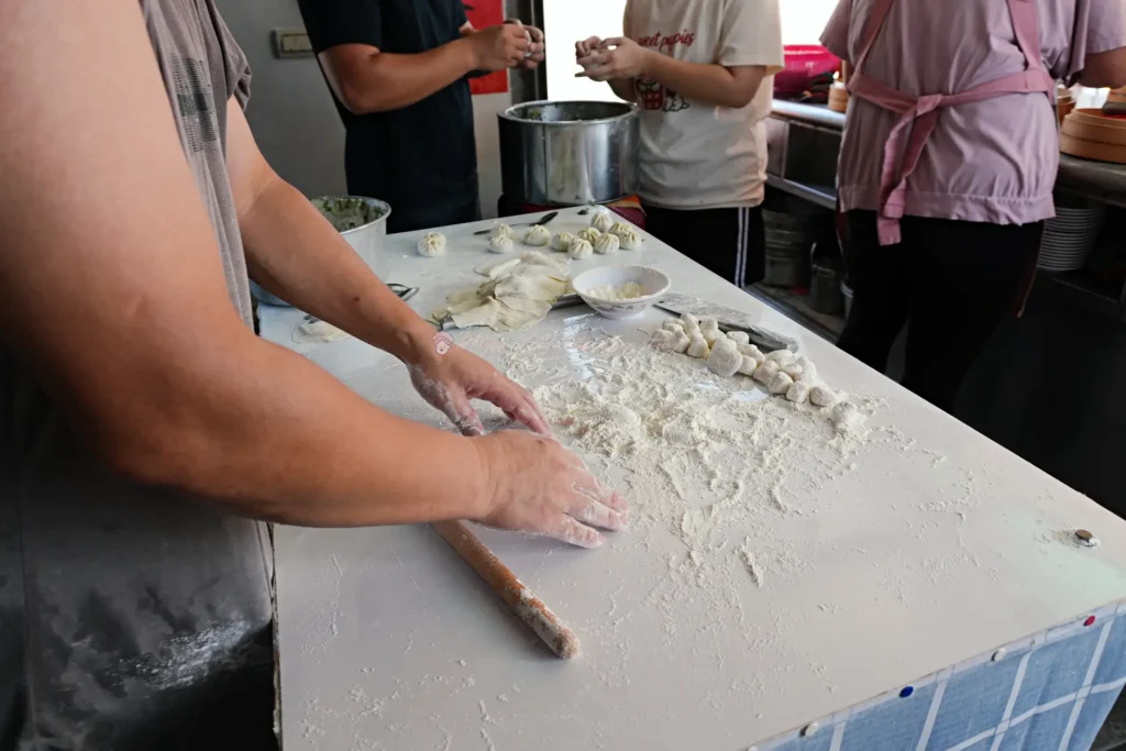 三星蔥鮮肉內餡包入薄皮,宜蘭三星蔥小籠包手工現包畫面