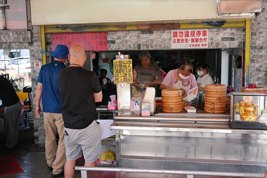 店門口告示說明百年老房翻修保留原味,古色古香提醒客人小心碰頭