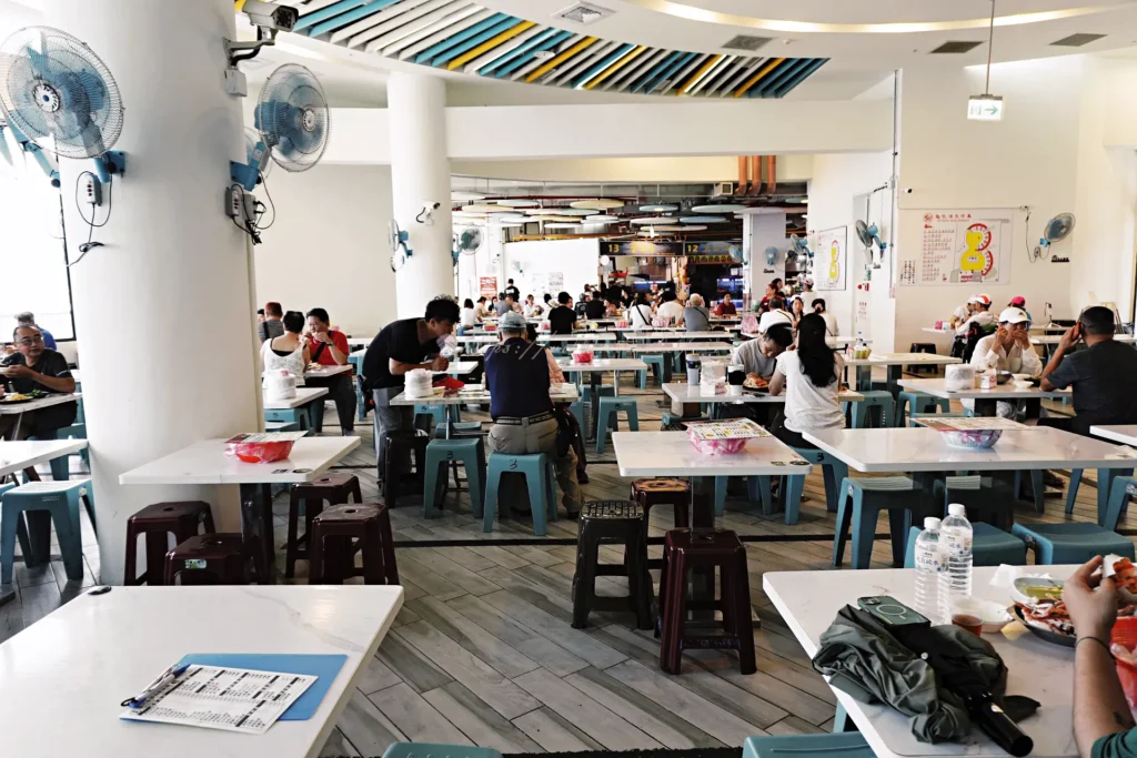 龜吼漁夫市集二樓挑高用餐區,白桌藍椅座位寬敞明亮