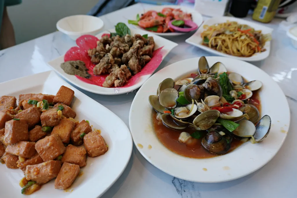 99蟹老闆整桌海鮮料理,金沙豆腐、炒蛤蜊與炒飯上桌