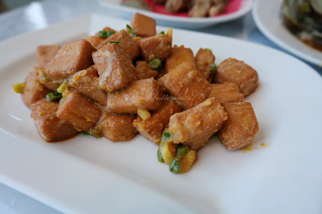 99蟹老闆金沙豆腐特寫,鹹蛋黃起沙裹滿炸豆腐外層
