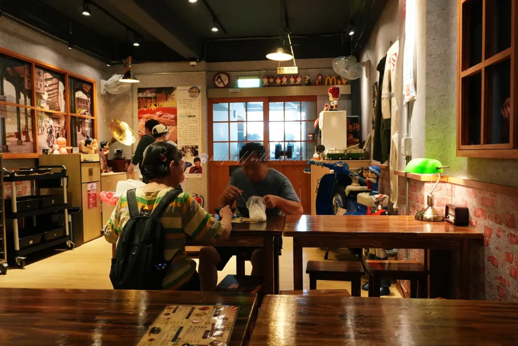 老街文化阿給店內用餐區座位與復古裝潢