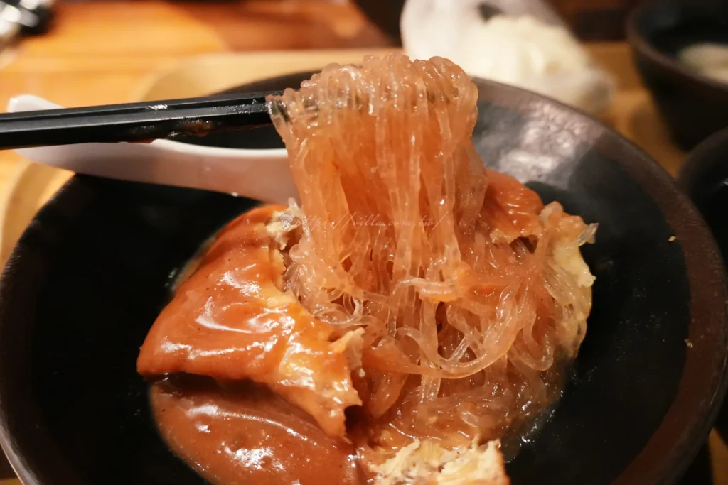 老街文化阿給劃開豆腐皮後吸滿醬汁的冬粉