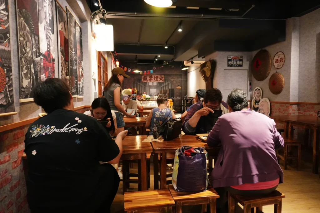 老街文化阿給店內用餐區座位與復古裝潢