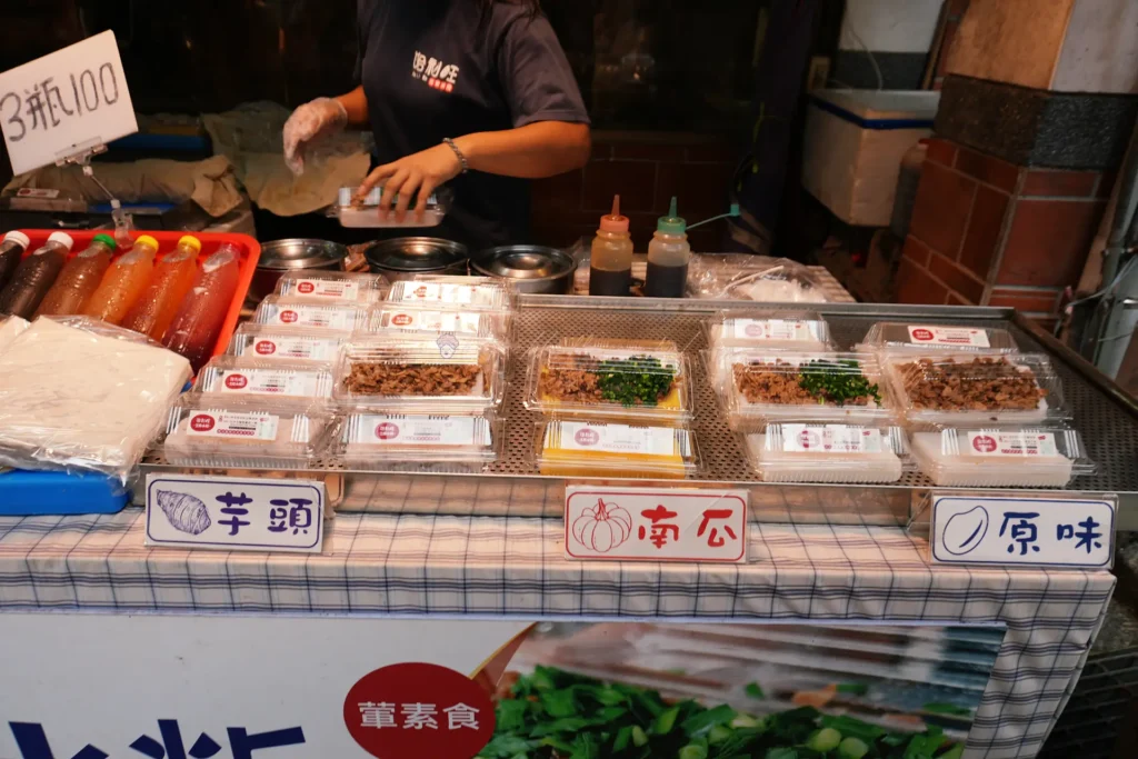哈利旺豆腐水粄,客家版碗粿,粄上鋪菜脯、肉燥和滿滿韭菜,淋蒜蓉醬油,有原味、南瓜、芋頭三種。