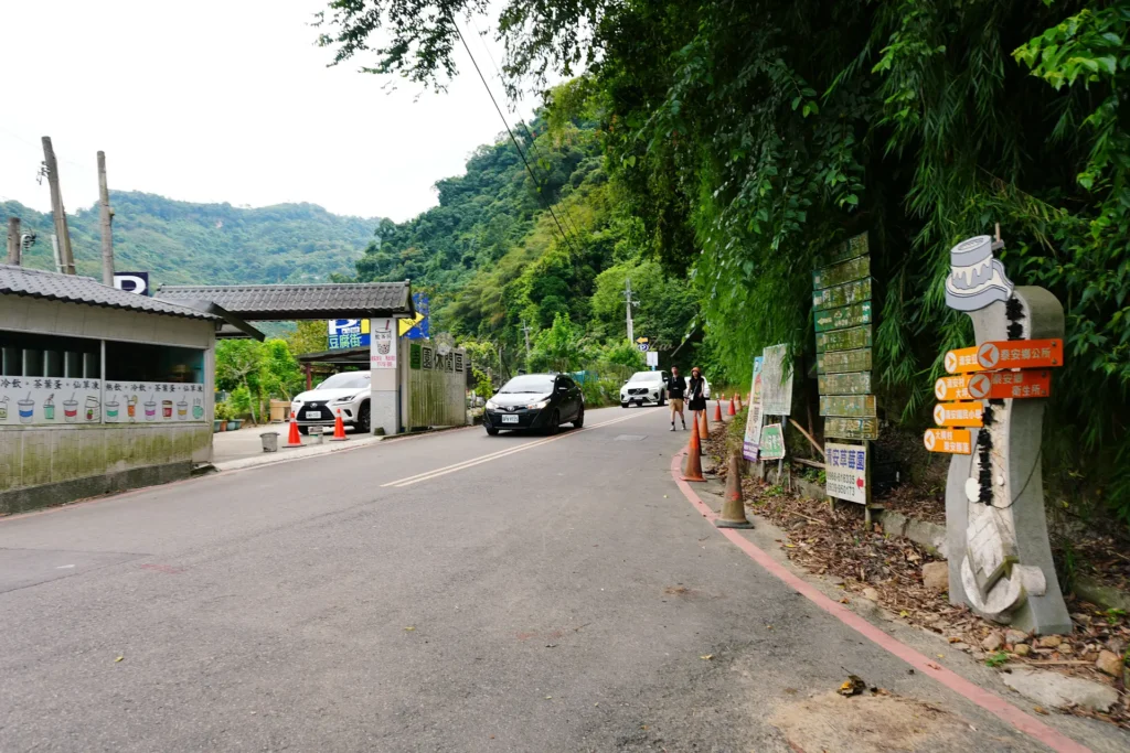 洗水坑豆腐街丁字型石板街道,三街交會點的地上嵌著指南針圖示,標示往泰安溫泉 11 公里。