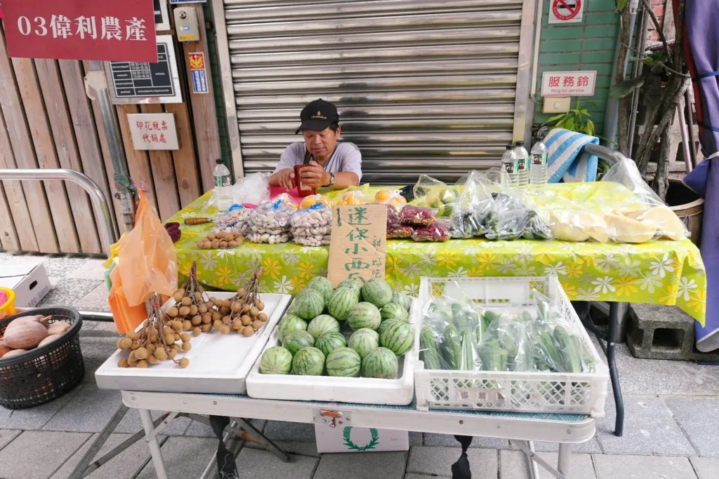 洗水坑豆腐街早年還有「洗湯」文化,店家門口設山泉水洗手盆迎客。規模不大,像山裡的小市集。