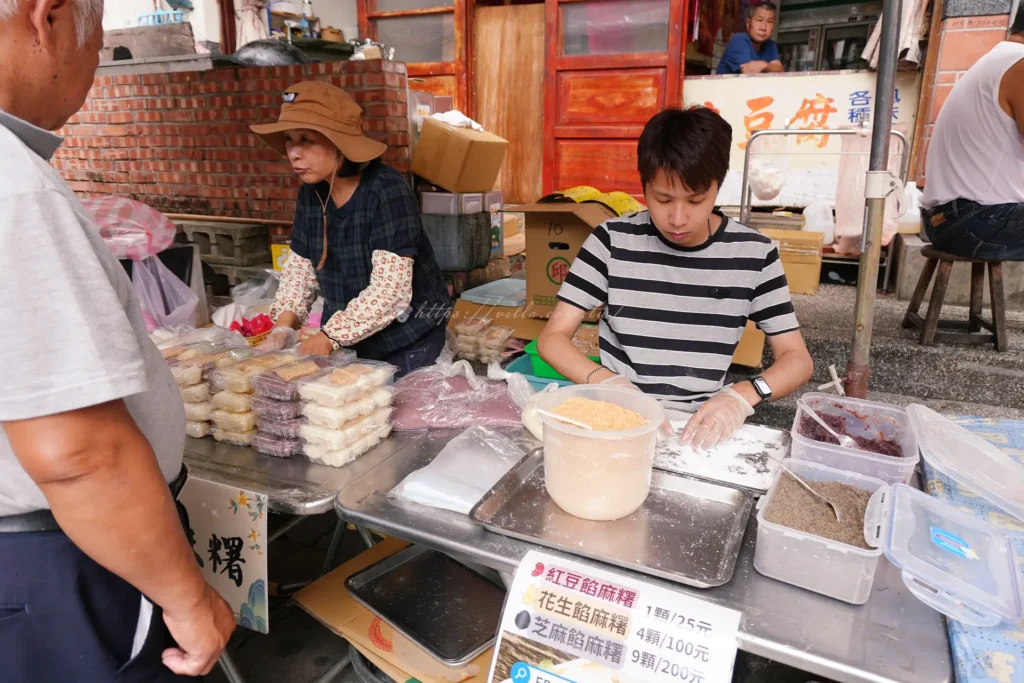 洗水坑豆腐街必吃美食,清安秋菊手工麻糬,現場手捏、Q軟不黏牙。