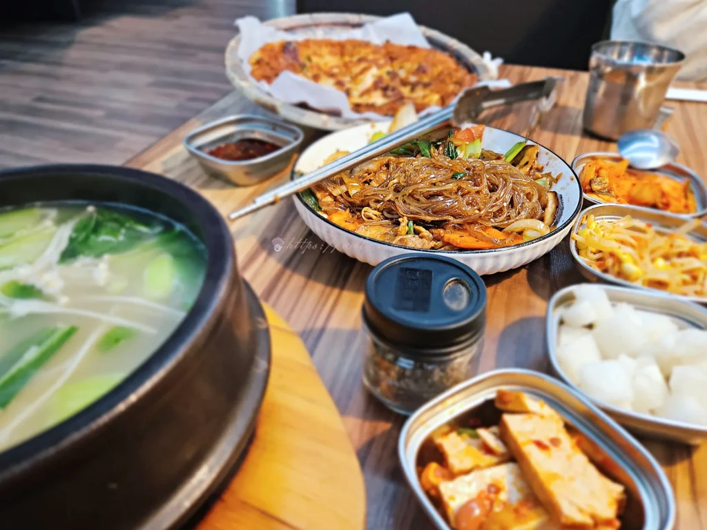海雲韓式料理韓式炒冬粉，Q彈冬粉拌炒肉絲與蔬菜