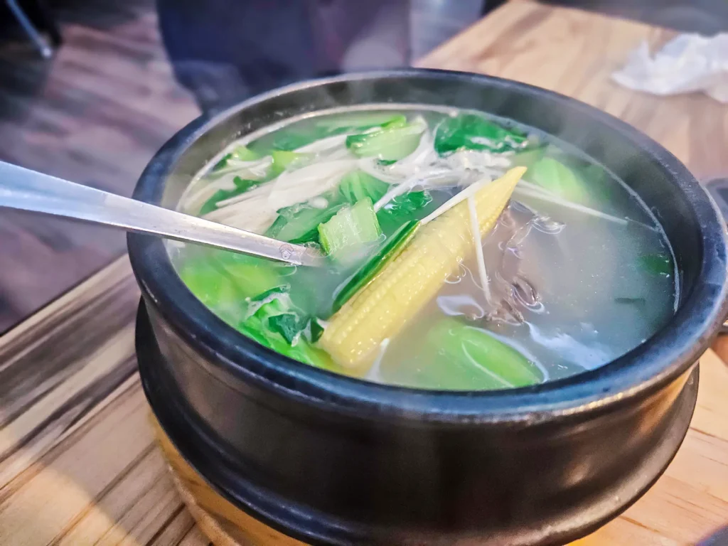 海雲韓式料理牛肉雪濃湯，乳白湯頭搭配青菜與冬粉