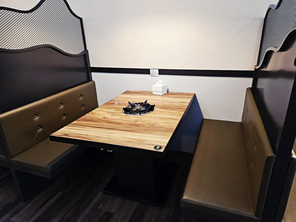海雲韓式料理店內半包廂木桌座位，有隔板不吵雜