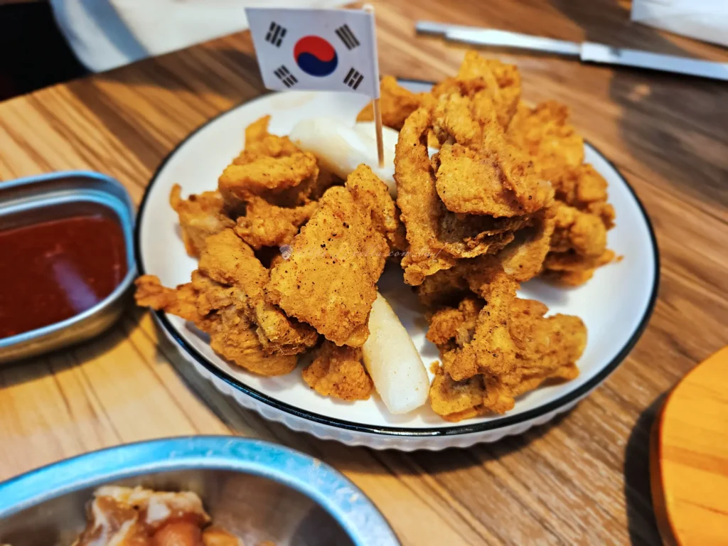 海雲韓式料理韓式炸雞外酥內嫩，附沾醬與炸年糕