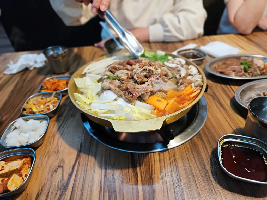 海雲韓式料理銅盤烤肉現煮，肉片與時蔬吸飽湯汁