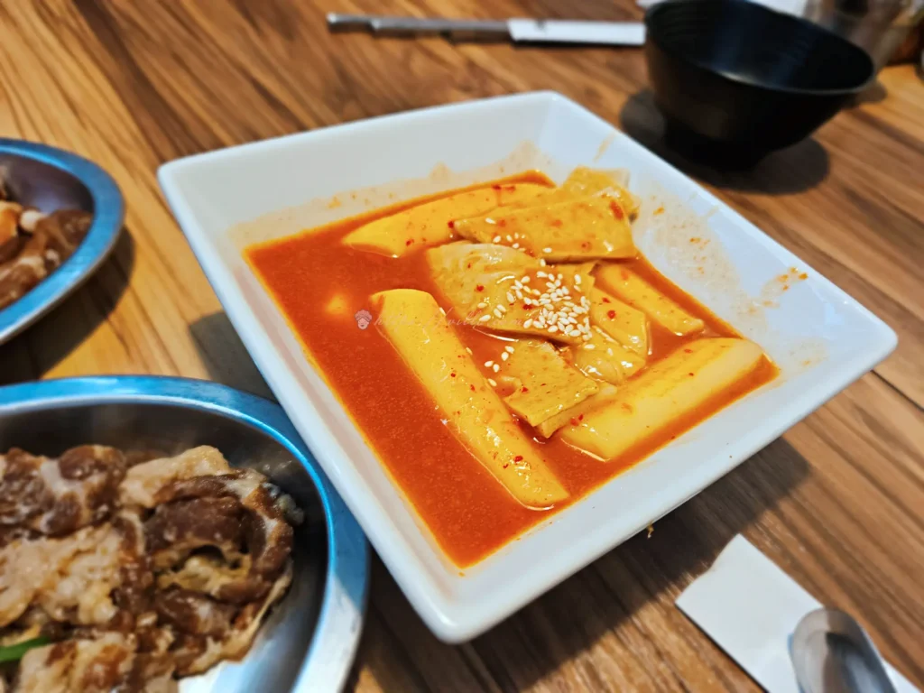 海雲韓式料理辣炒年糕，甜辣醬汁裹上軟Q年糕
