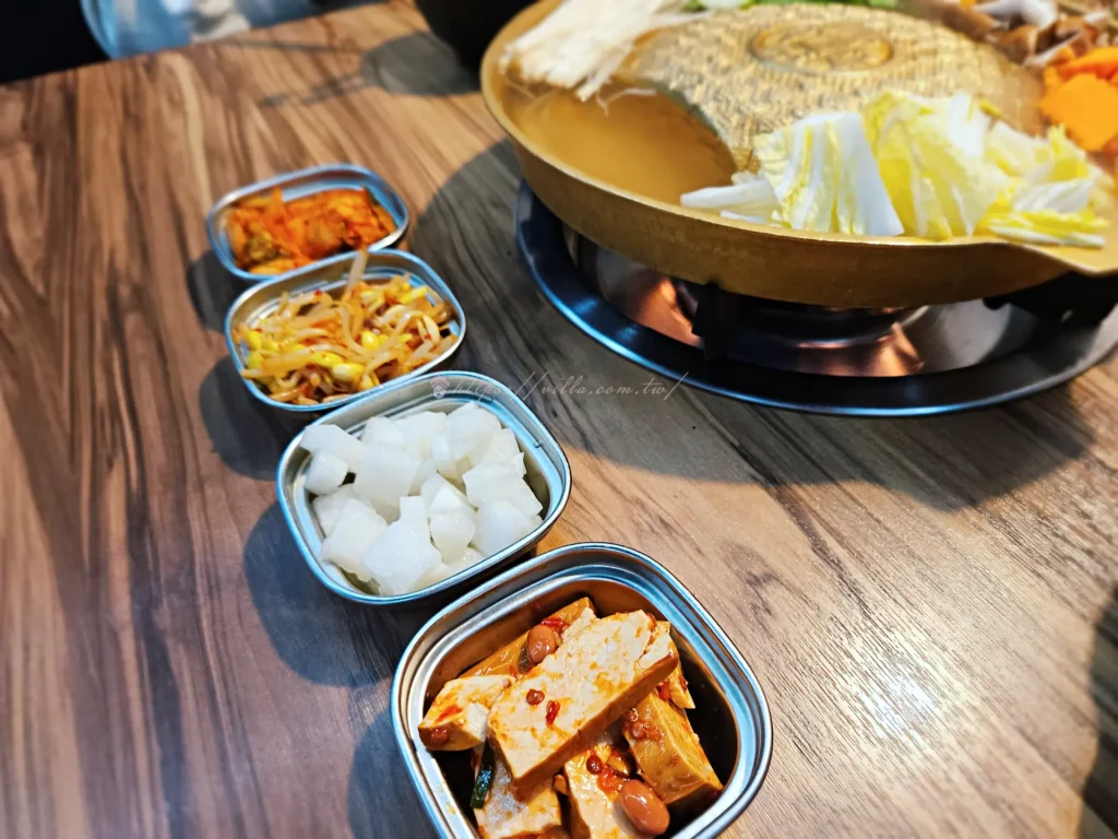 海雲韓式料理銅盤烤肉搭配一整排無限續小菜