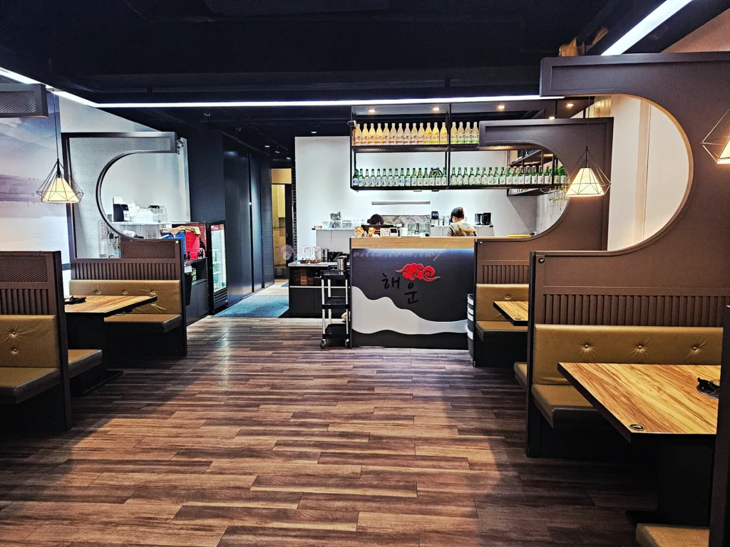 海雲韓式料理店內用餐空間，走道寬敞裝潢明亮