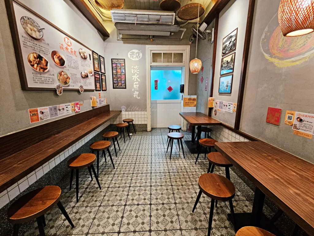 淡水魚丸阿給店內用餐環境,吧台板凳座位與復古磁磚地板