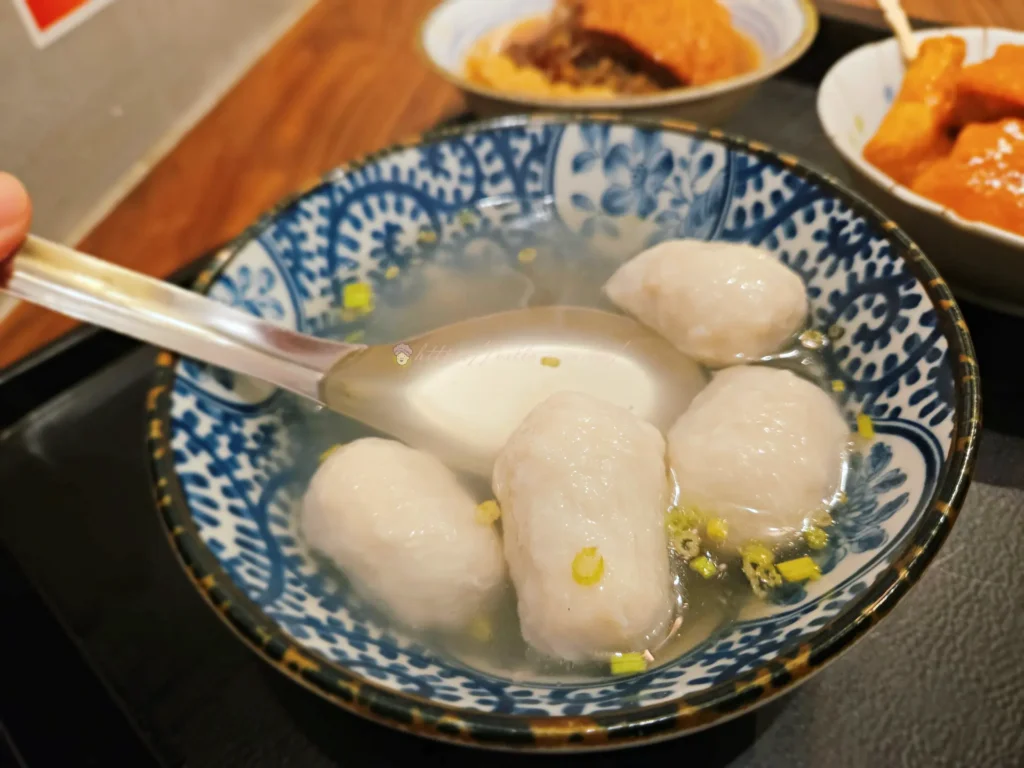 淡水魚丸湯特寫,青花瓷碗盛裝,魚丸顆粒飽滿湯頭清澈