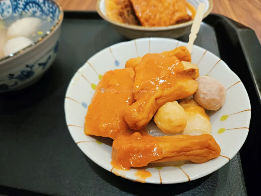 淡水阿給搭配貢丸,油豆腐淋上濃郁醬汁