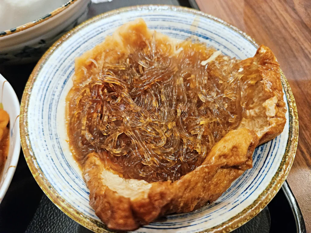 淡水阿給剖面特寫,油豆腐內餡冬粉吸飽醬汁