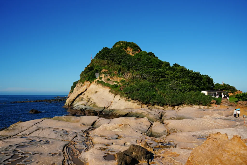 野柳岬海岸線與後方的單面山