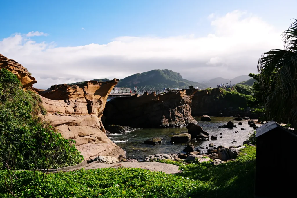 野柳地質公園海蝕地形與遠方山景