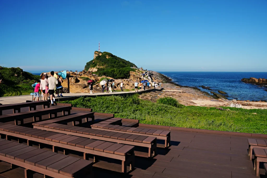 野柳地質公園的木製觀景平台與休憩區