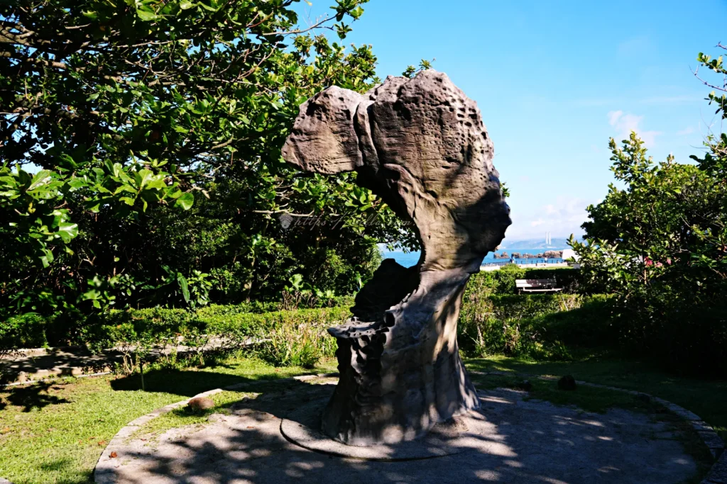 野柳地質公園步道旁的蕈狀岩