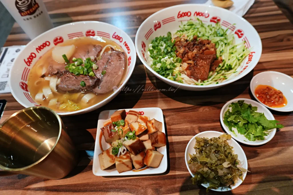 乾拌牛肉麵、清燉牛腱心麵、豆干與酸菜香菜擺滿一桌