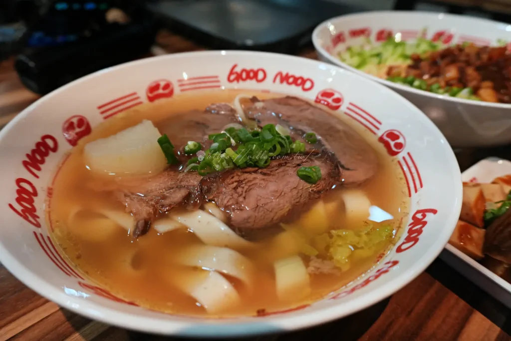 牛麵清燉牛腱心寬麵，湯裡有牛腱心、白蘿蔔與蔥花