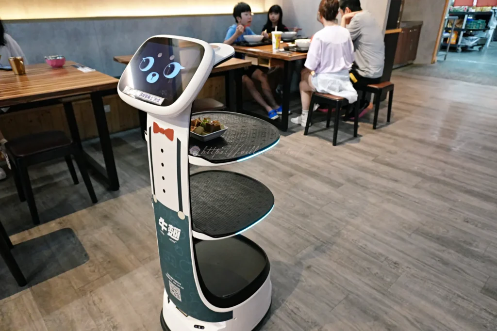 牛麵的送餐機器人，負責把小菜送到桌邊