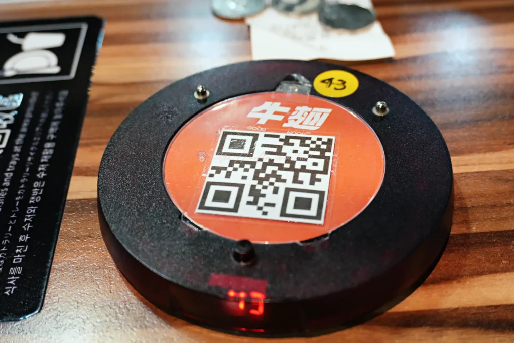 牛麵呼叫器，上面印有點餐用的QR code