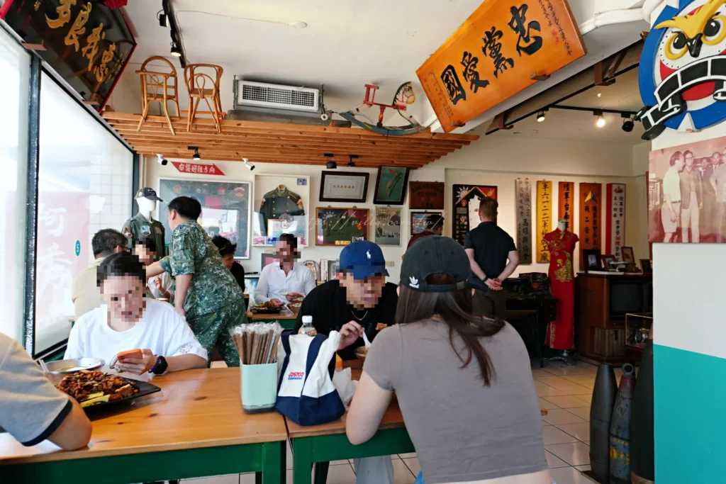 忠貞眷村口內用座位區午餐時段用餐人潮