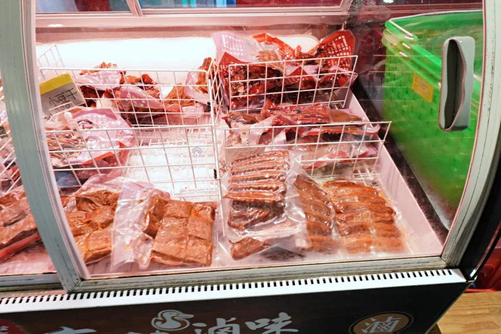 忠貞眷村口冷凍櫃裡的冷凍麻辣滷味包