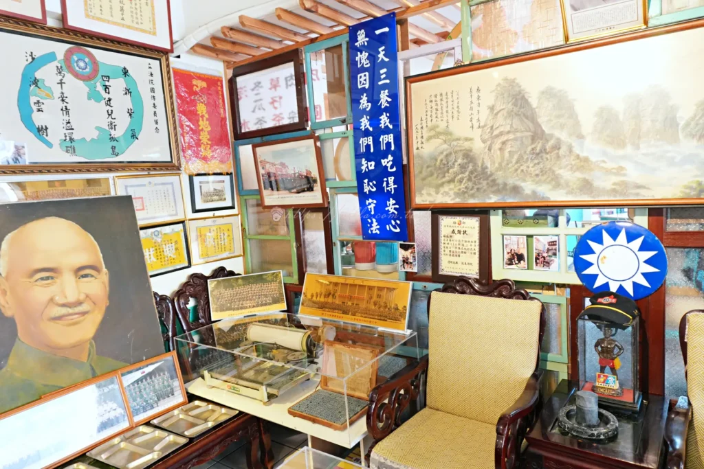 忠貞眷村口店內牆上的蔣公肖像、黨徽與軍中文物