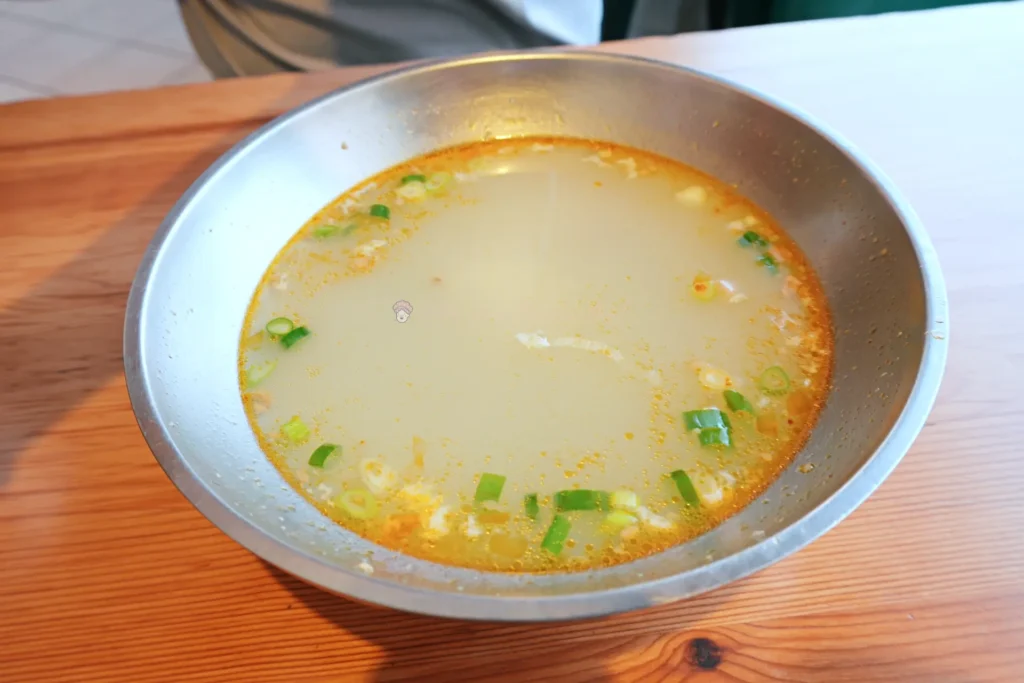 忠貞眷村口撒蔥花的清湯