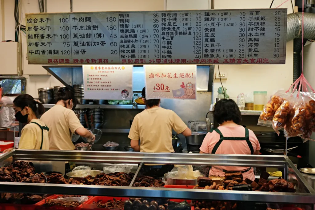 忠貞眷村口點餐櫃台上方的菜單看板