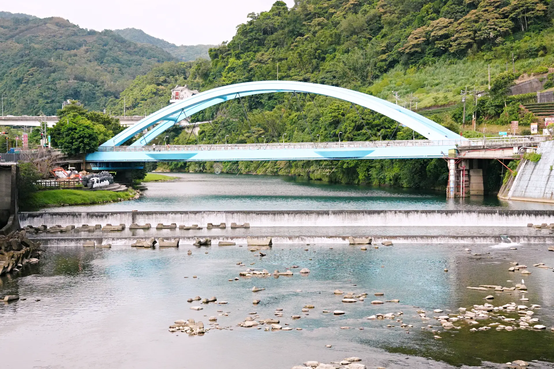 橫跨北勢溪的坪林藍色拱橋與周邊山景