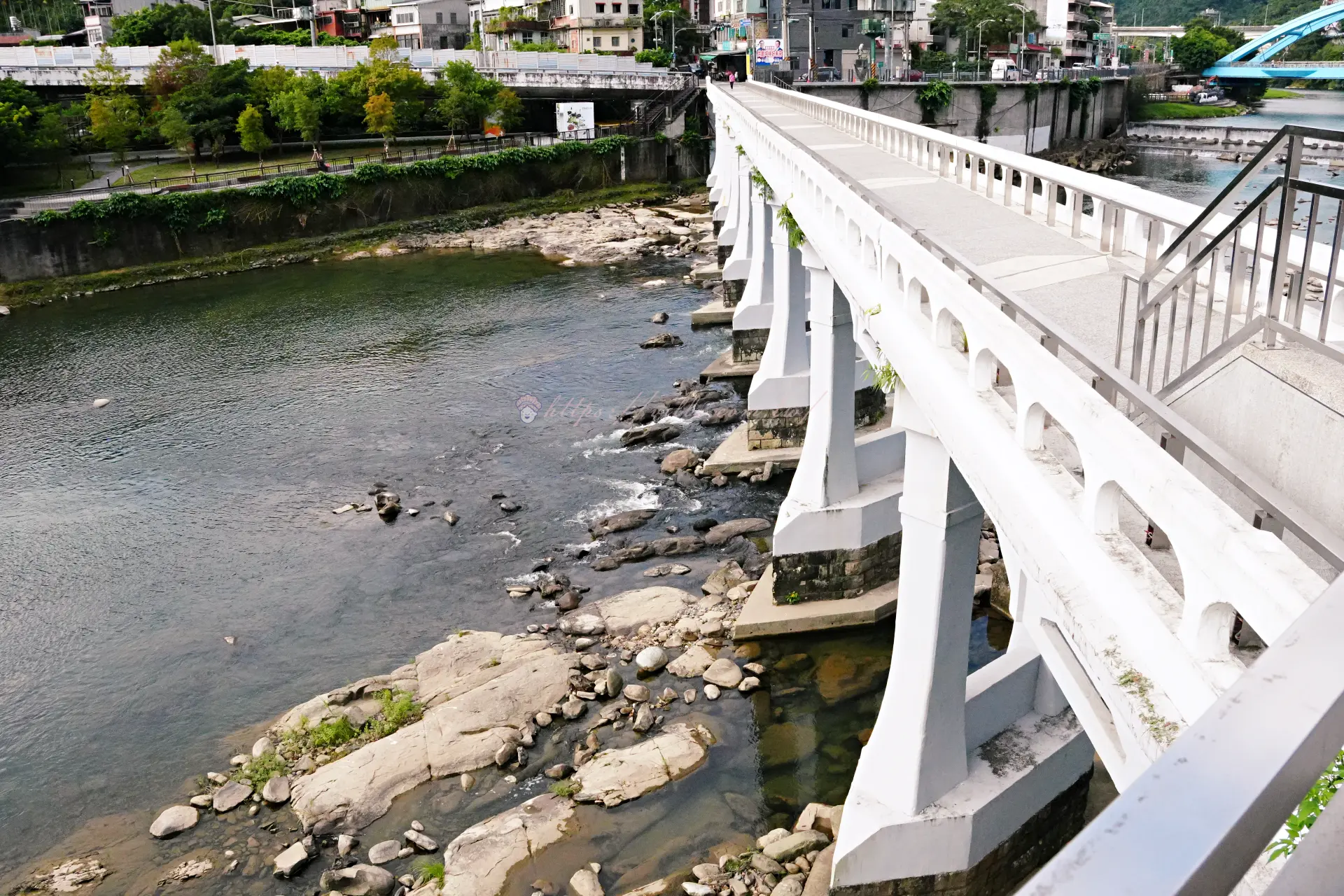 坪林尾橋(坪林舊橋)橫跨北勢溪,橋下溪床石頭