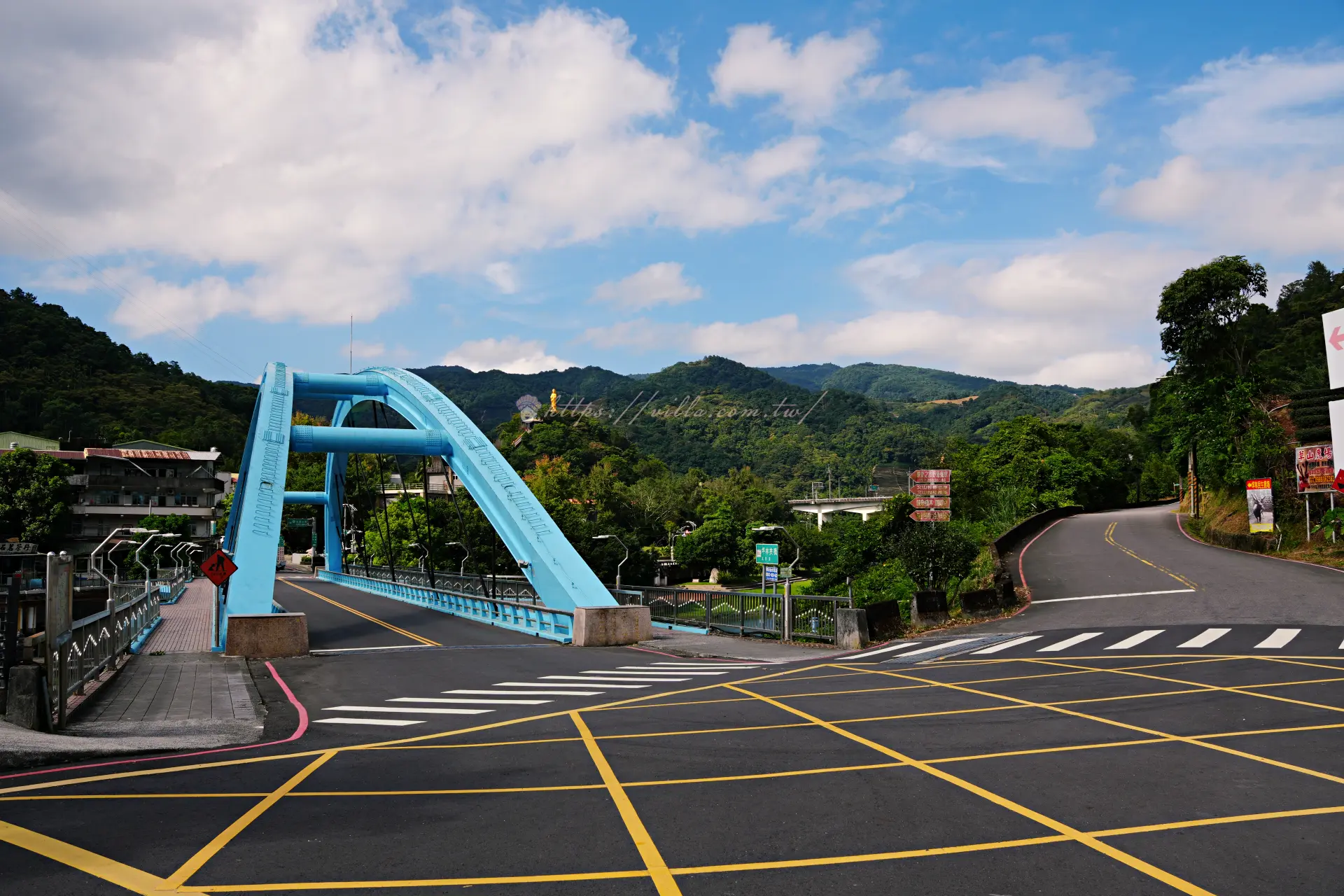坪林茶業博物館旁停車場與遠方藍色拱橋