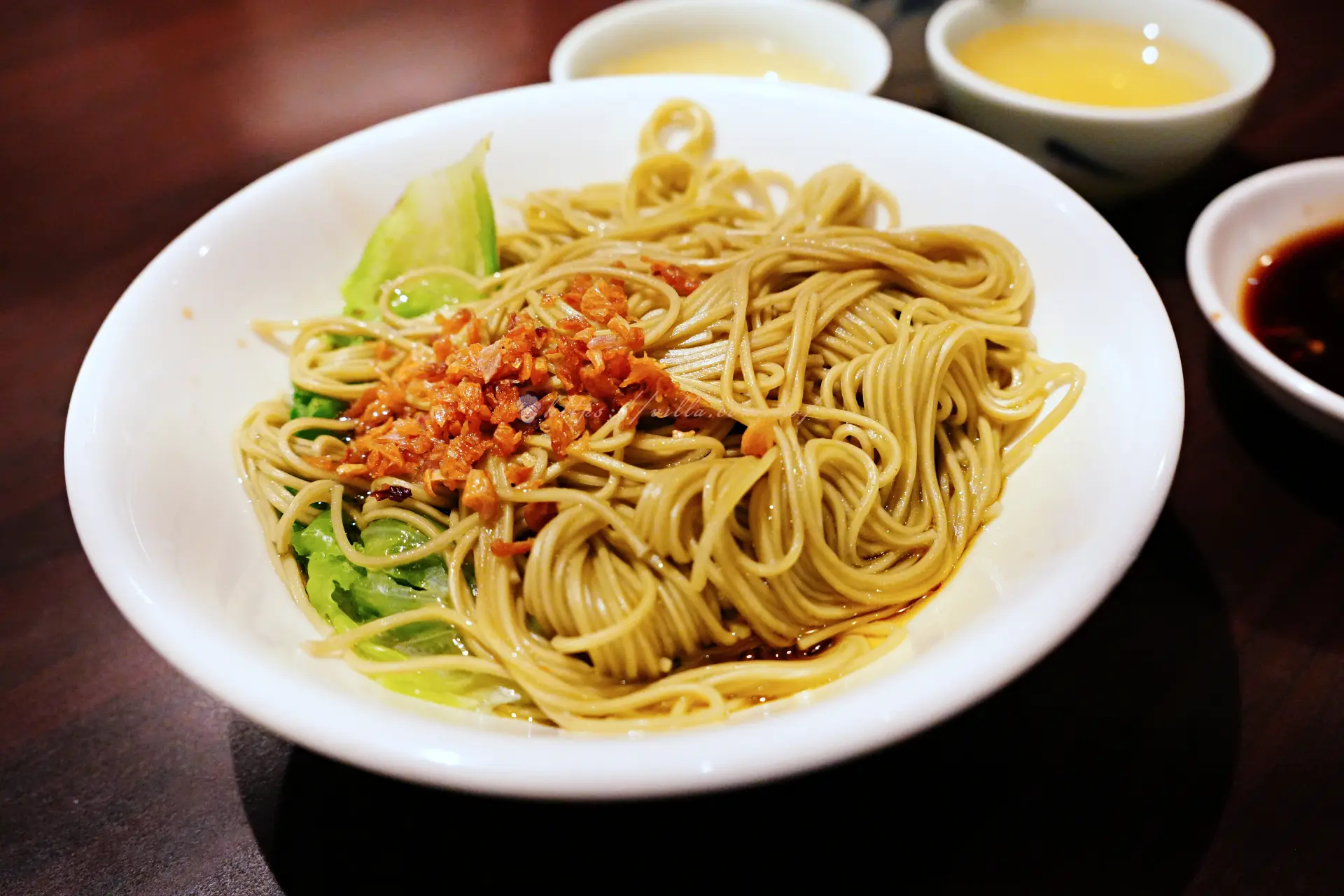 坪林幸福小廚茶油麵線,麵線帶淡茶綠色並鋪上油蔥酥