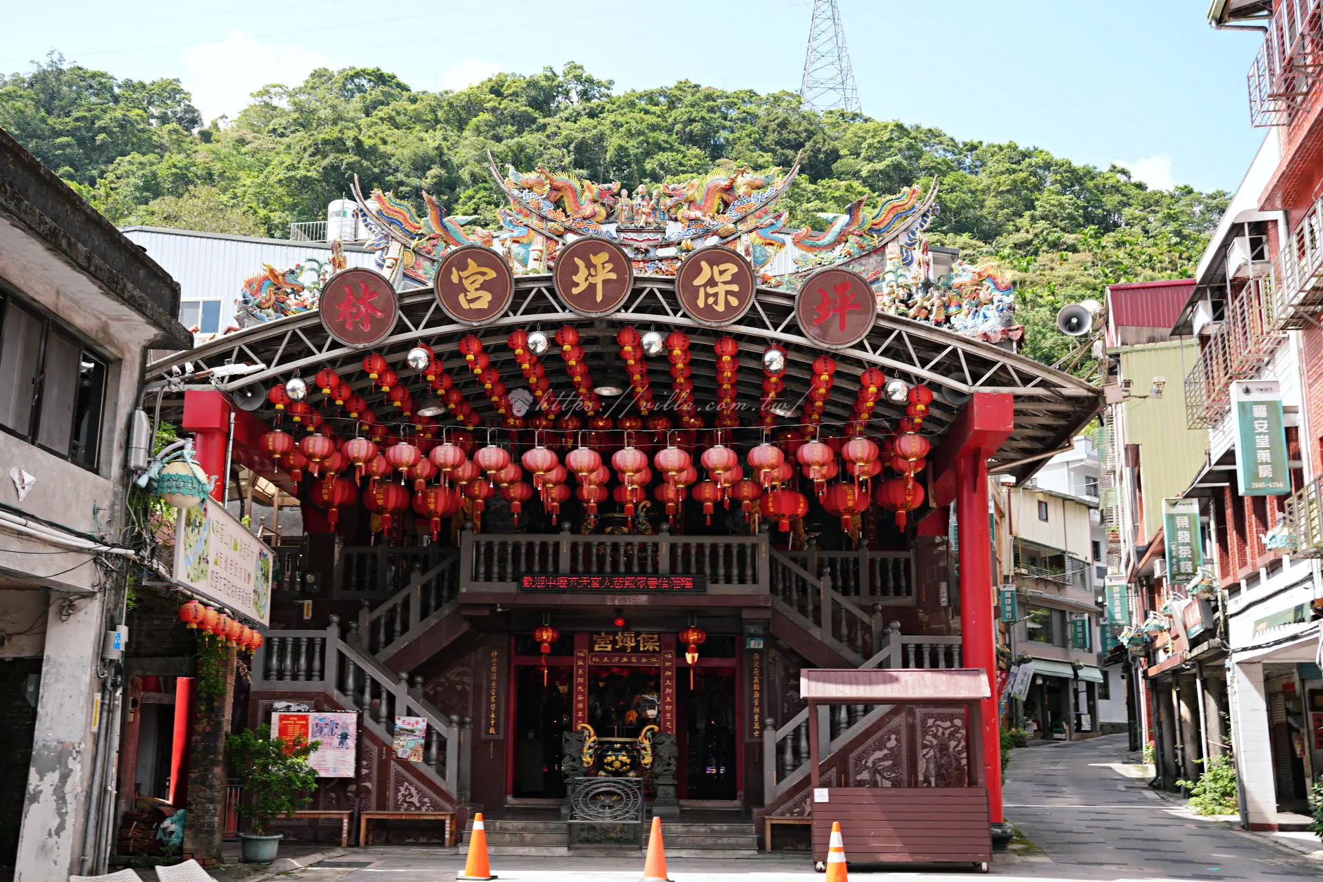 坪林老街保坪宮與屋簷下的紅燈籠