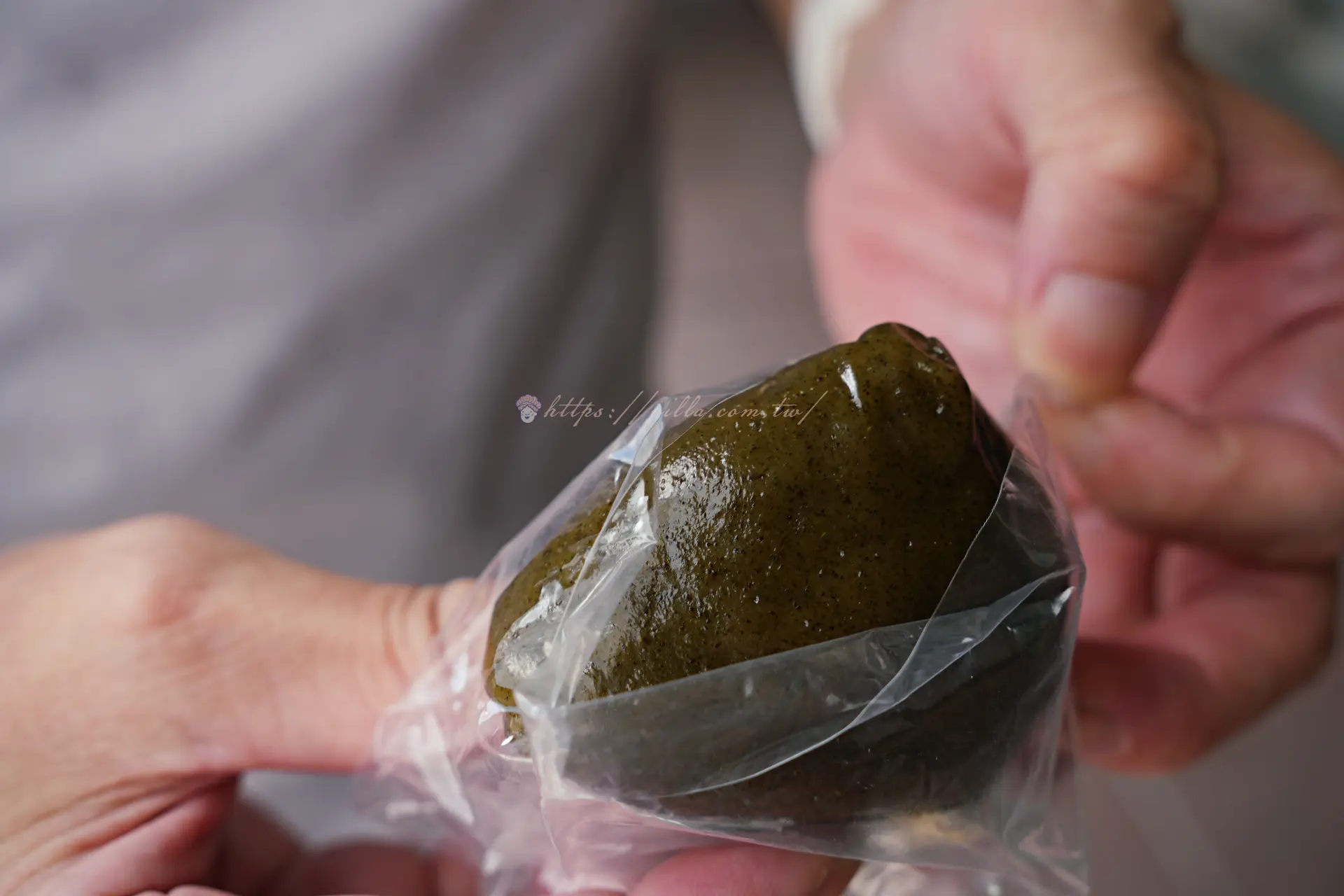 坪林德志茶園茶粿，墨綠色粿皮拿在手上